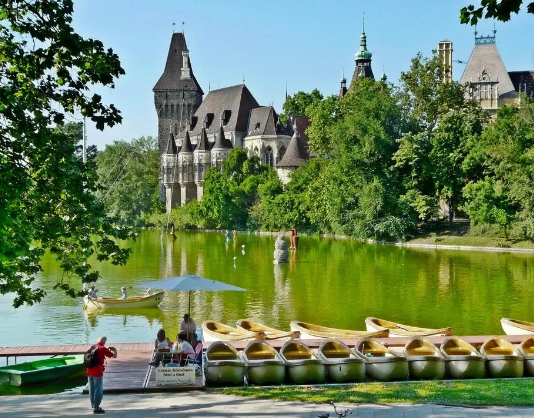 Парк Варошлігет у Будапешті — чому його варто відвідати?