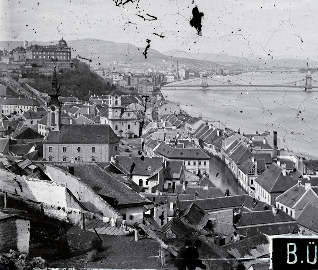 A Tabán látképe a Gellért-hegyről a Királyi Palota és a Lánchíd irányába (1876)