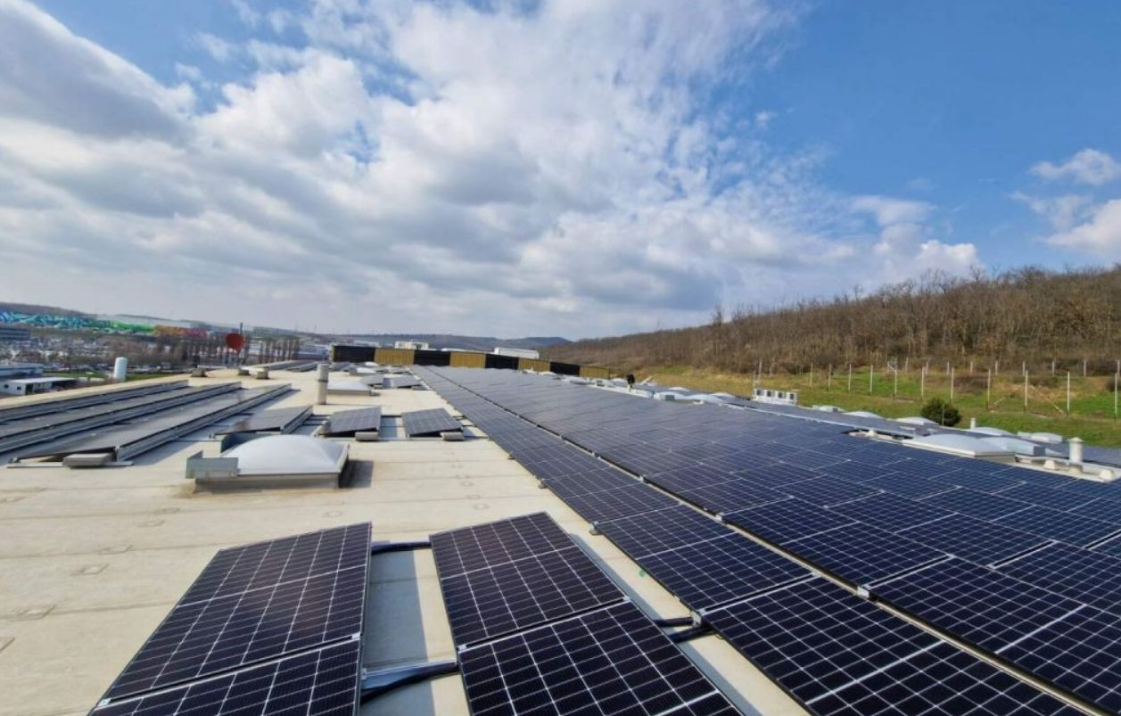 Szakember napelemeket telepít