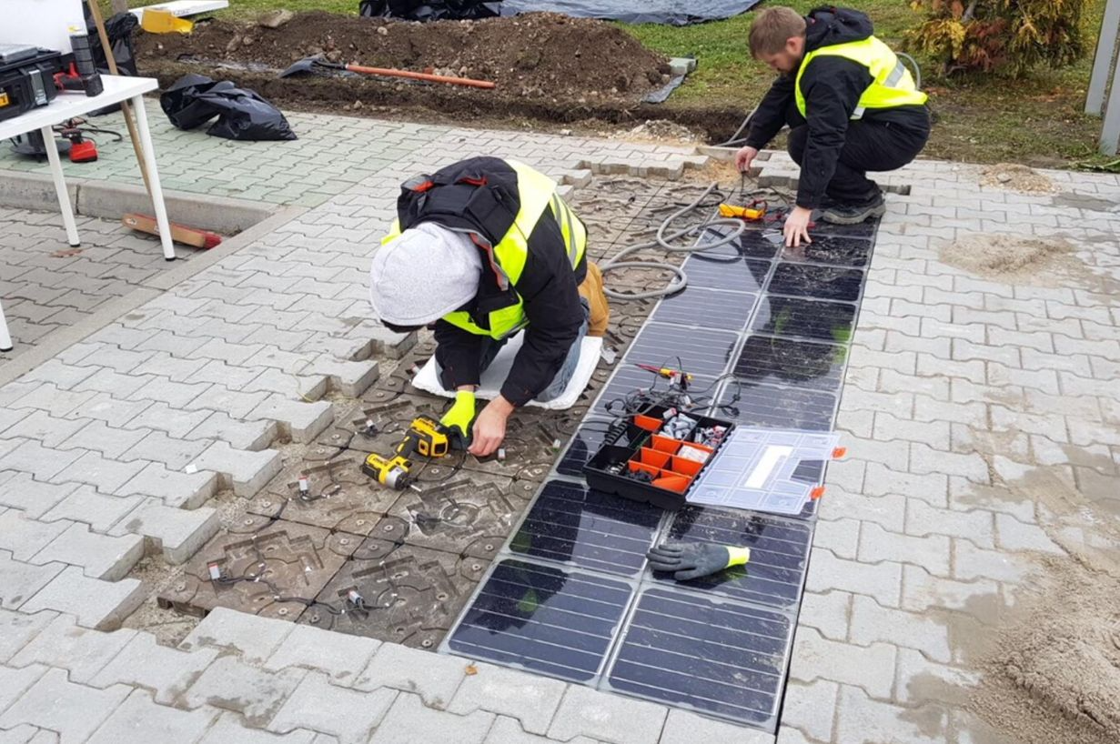 Napelemes térburkolat