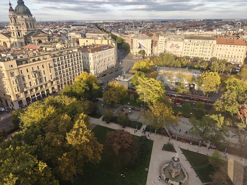 Площа Ержебет (Erzsébet tér)