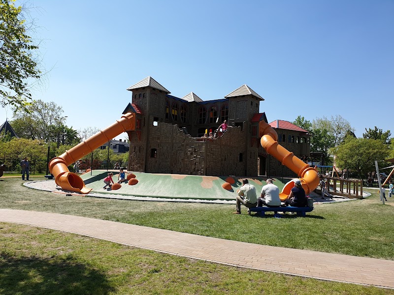 Rákóczi Kert and Civic Community Center
